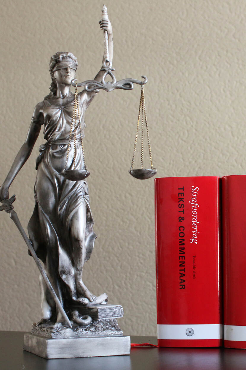 Vrouwe Justitia en het Wetboek van Strafvordering
